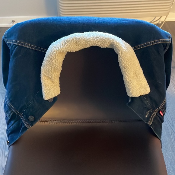 Levi’s Sherpa lined denim jacket size Medium - Picture 3 of 4